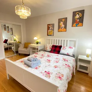Sunny House - Main Floor, Free Parking, In Guest house Toronto